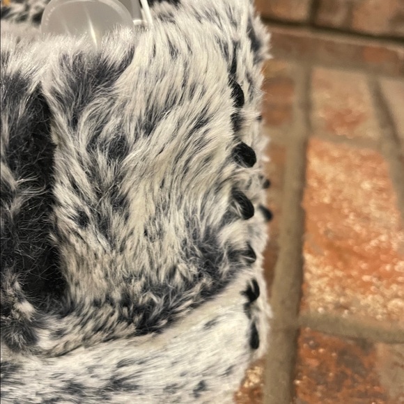 Cat & Jack Fuzzy Gray Slippers - Picture 8 of 10